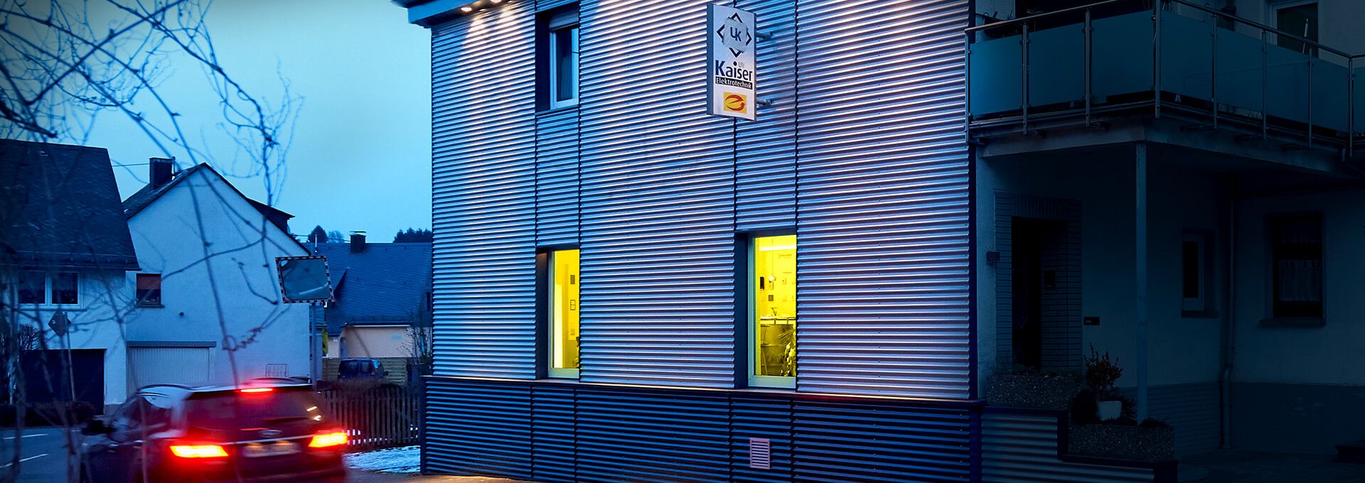 <div class="el-title uk-heading-small tk-shadow"><strong>Kreative<br />Beleuchtung</strong></div>
<div class="el-title uk-heading-small tk-shadow"><i>Uli Kaiser Elektrotechnik</i></div>
<div  class="eds-animate edsanimate-sis-hidden " data-eds-entry-animation="bounceIn" data-eds-entry-delay="7" data-eds-entry-duration="2" data-eds-entry-timing="linear" data-eds-exit-animation="" data-eds-exit-delay="" data-eds-exit-duration="" data-eds-exit-timing="" data-eds-repeat-count="1" data-eds-keep="yes" data-eds-animate-on="load" data-eds-scroll-offset="">
<p><a href="/leistungen/kreative-beleuchtung.html" class="el-content uk-button uk-button-primary uk-button-large"> <img src="/images/global/icon-blitz-b.png" alt="" /> Mehr Informationen</a></p>
</div>