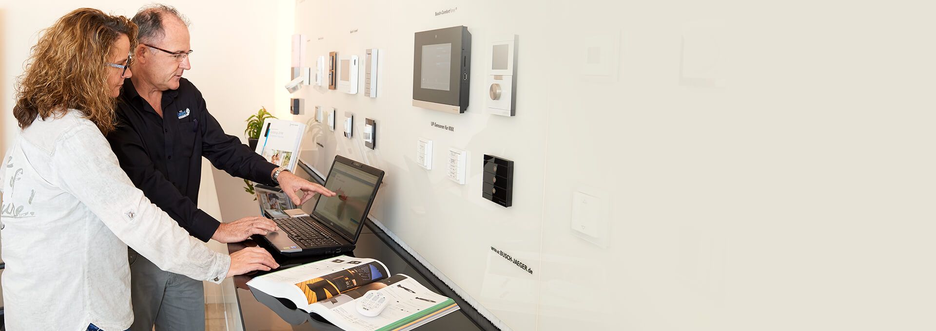 <div class="el-title uk-heading-small tk-shadow"><span style="color: #0162af;"><strong>Elektrotechnik erlebbar gemacht<br />– in unserer Ausstellung!</strong></span></div>
<div class="el-title uk-heading-small tk-shadow"><i>Uli Kaiser Elektrotechnik</i></div>
<div  class="eds-animate edsanimate-sis-hidden " data-eds-entry-animation="bounceIn" data-eds-entry-delay="7" data-eds-entry-duration="2" data-eds-entry-timing="linear" data-eds-exit-animation="" data-eds-exit-delay="" data-eds-exit-duration="" data-eds-exit-timing="" data-eds-repeat-count="1" data-eds-keep="yes" data-eds-animate-on="load" data-eds-scroll-offset="">
<p><a href="/leistungen/kreative-beleuchtung.html" class="el-content uk-button uk-button-primary uk-button-large"> <img src="/images/global/icon-blitz-b.png" alt="" /> Mehr Informationen</a></p>
</div>